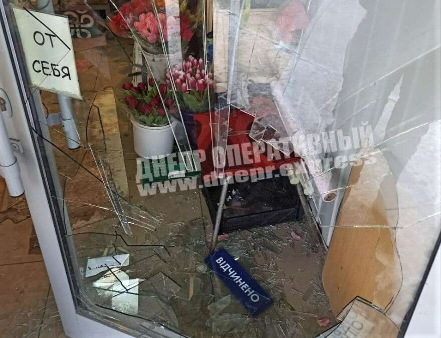 Днепр 14 февраля мужчина разбил витрину цветочного