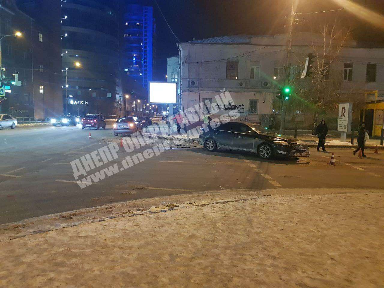 В Днепре на улице Коцюбинского Skoda столкнулась с Ford. Новости Днепра