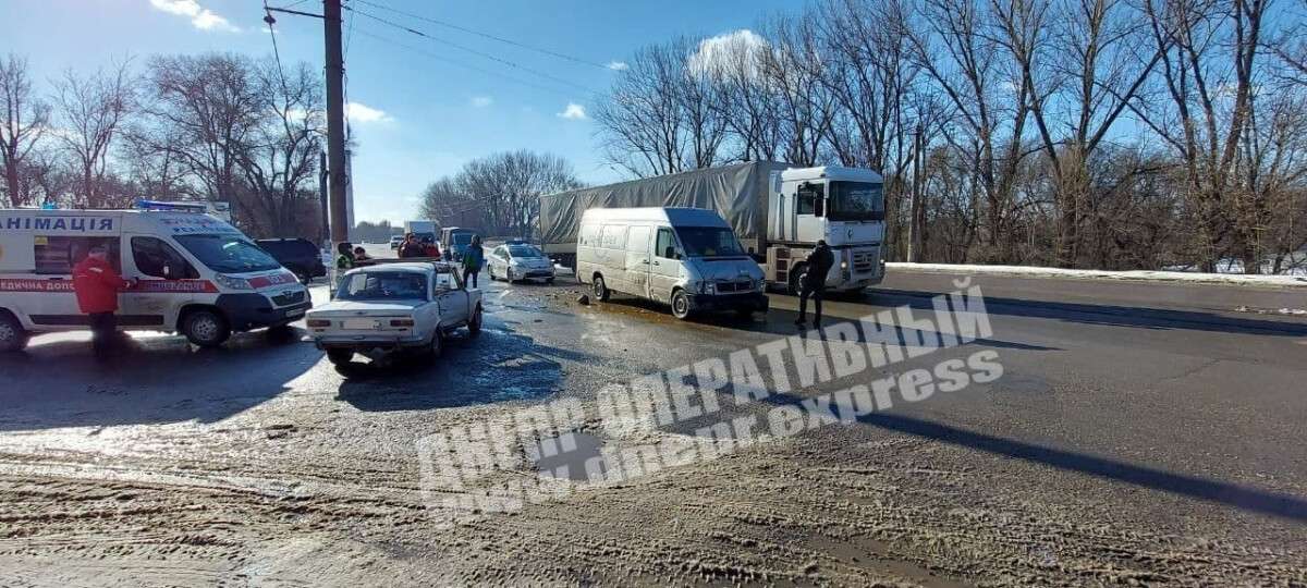 В Днепре на Кротова столкнулись ВАЗ и микроавтобус Volkswagen2
