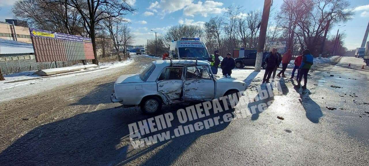 В Днепре на Кротова столкнулись ВАЗ и микроавтобус Volkswagen