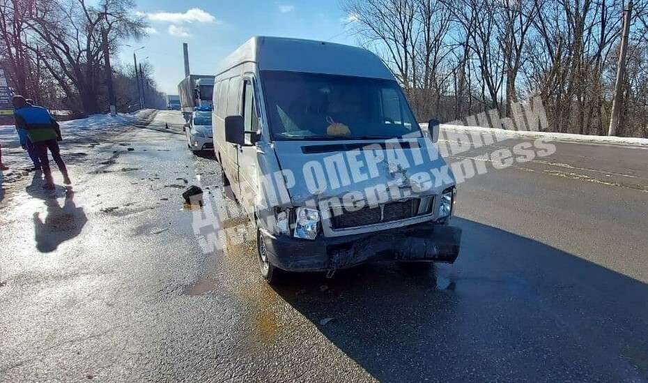 В Днепре на Кротова столкнулись ВАЗ и микроавтобус Volkswagen4