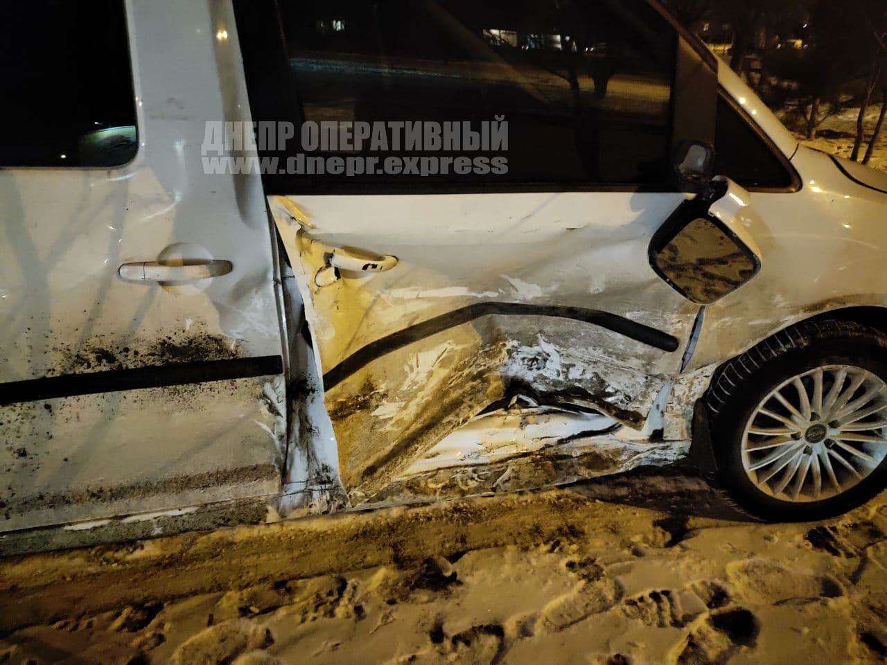 В Днепре на Победе такси "Uklon" жестко столкнулось с Volkswagen. Новости Днепра