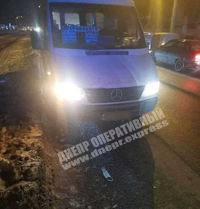 В Днепре на улице Макарова Mercedes сбил двух пешеходов