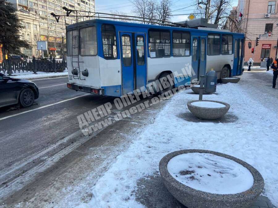В Днепре на Яворницкого на скользкой дороге занесло троллейбус