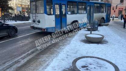 В Днепре на Яворницкого на скользкой дороге занесло троллейбус