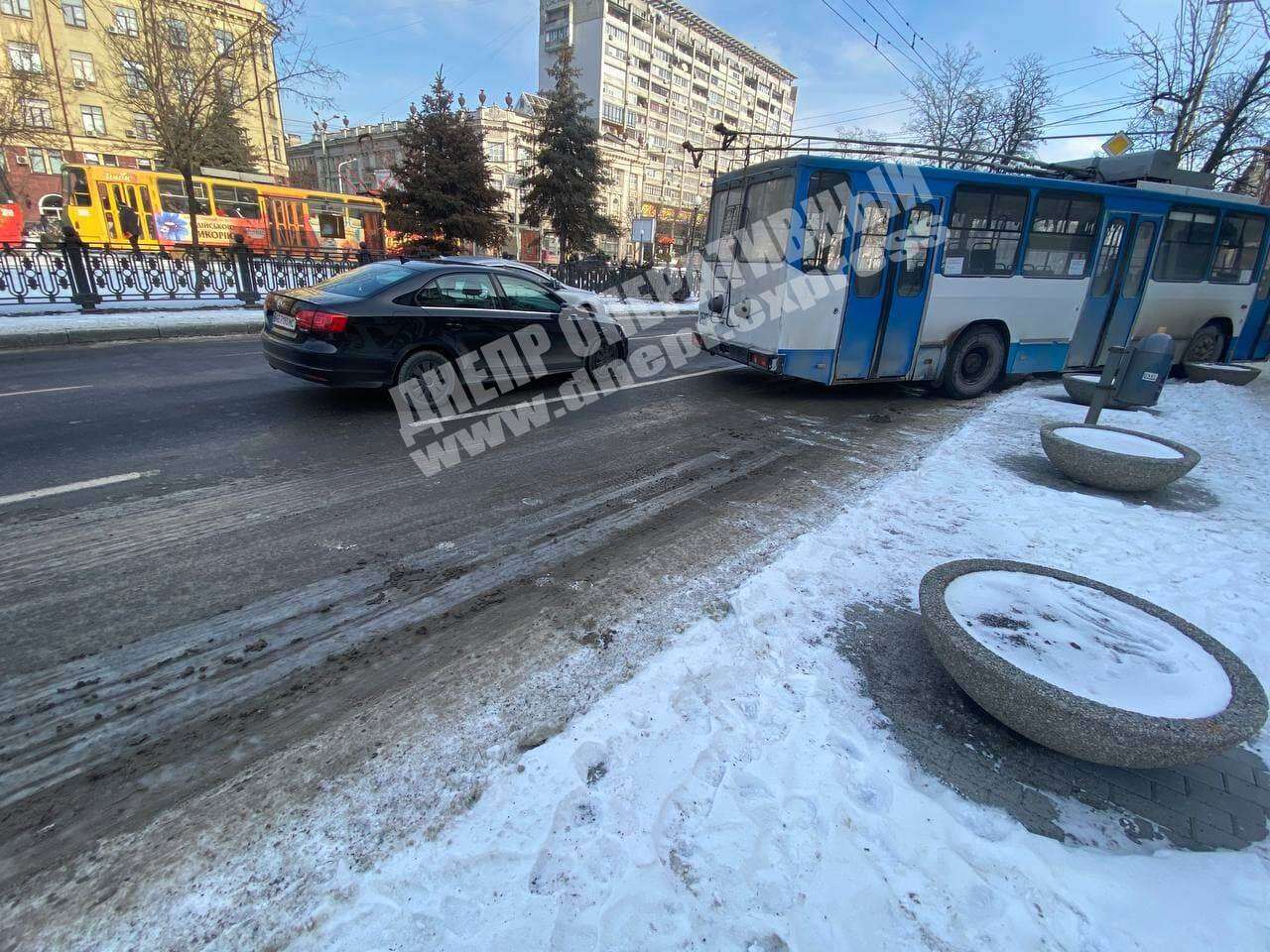 В Днепре на Яворницкого на скользкой дороге занесло троллейбус. Новости Днепра