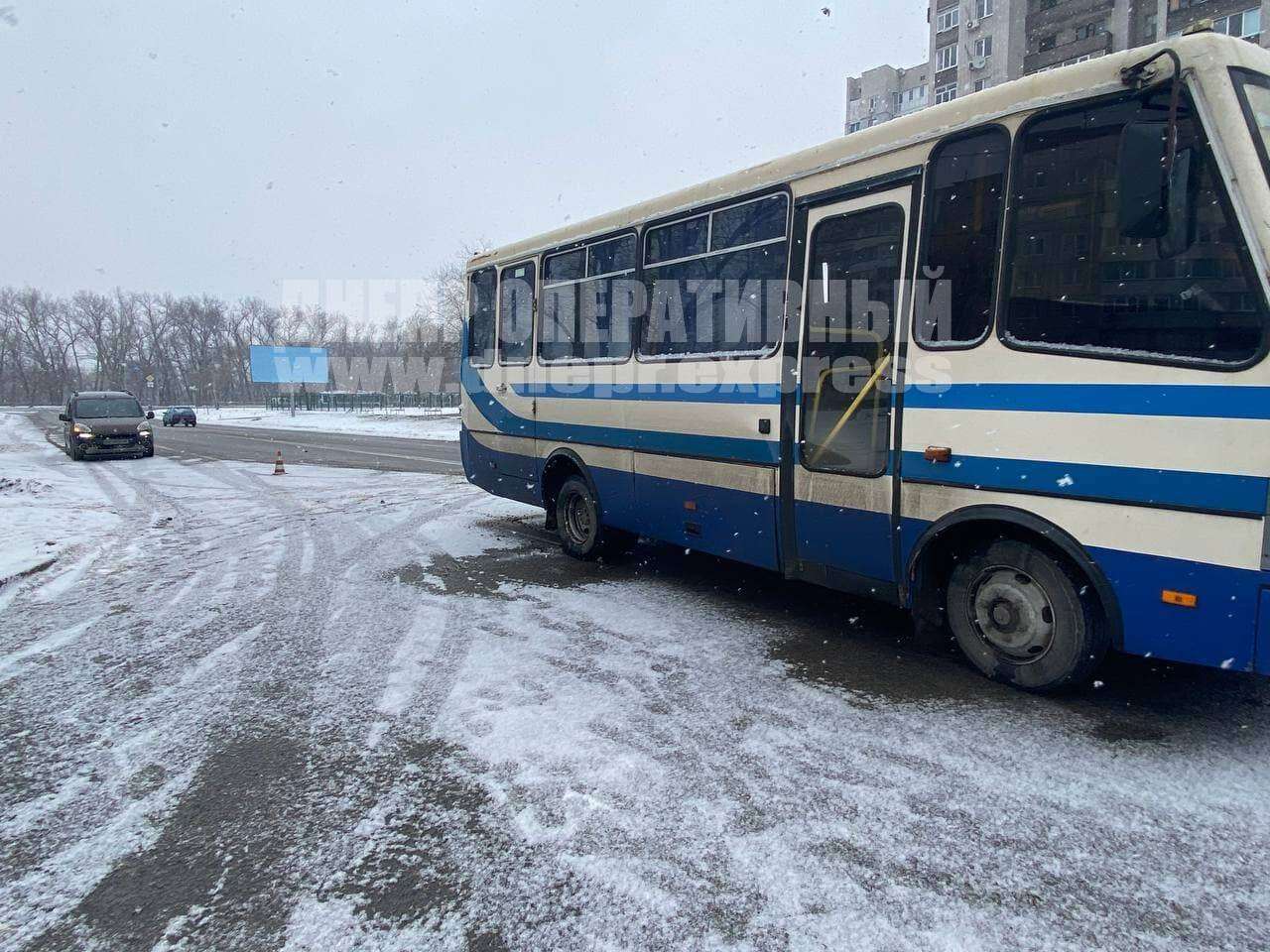 В Днепре маршрутный автобус сбил перебегающих дорогу двух женщин. Новости Днепра