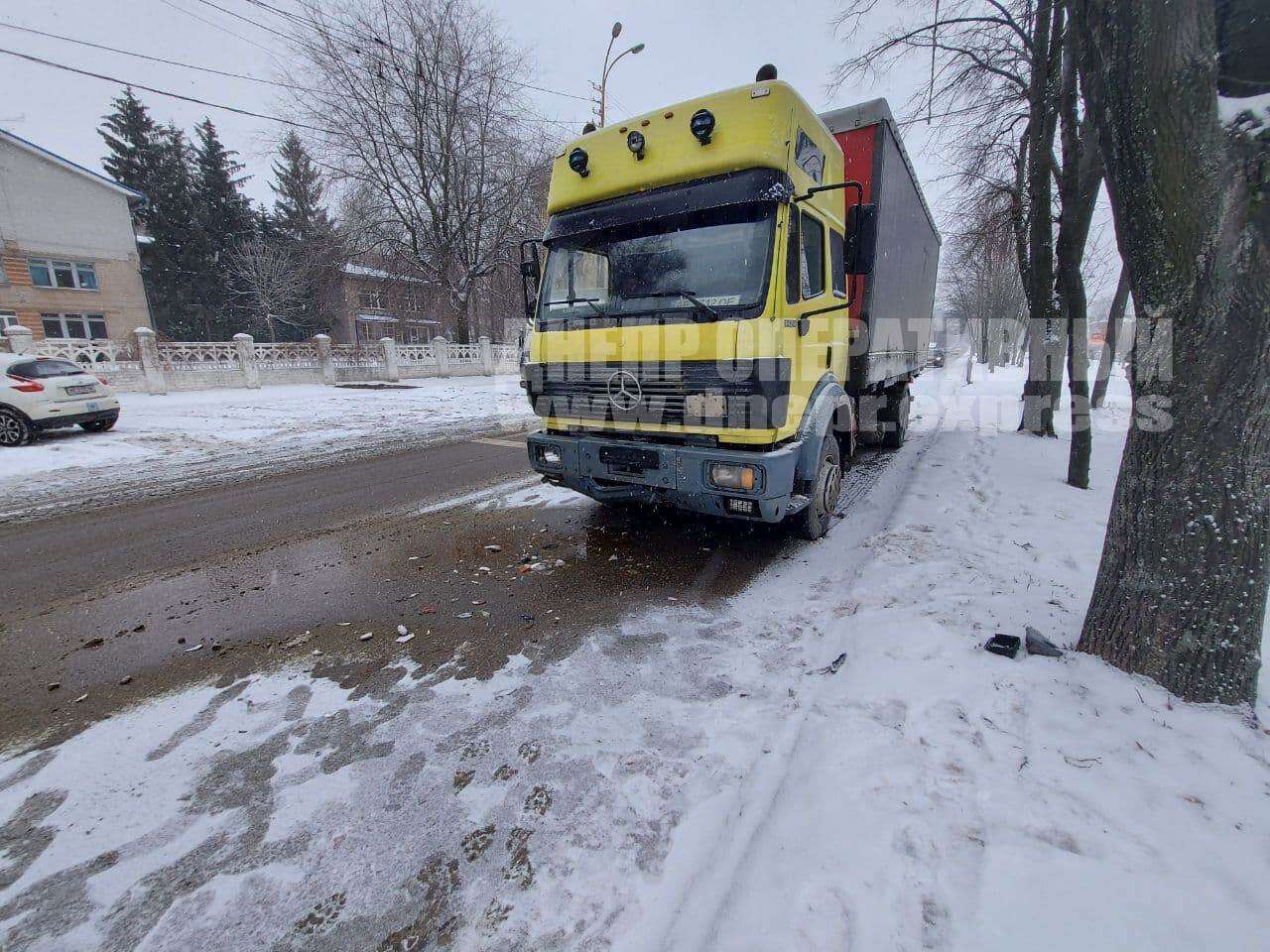В Днепре на проспекте Александра Поля грузовик протаранил легковушку. Новости Днепра