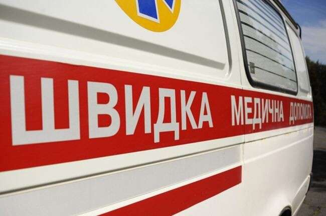 Под Днепром спасатели вытащили скорую, застрявшую в сугробе