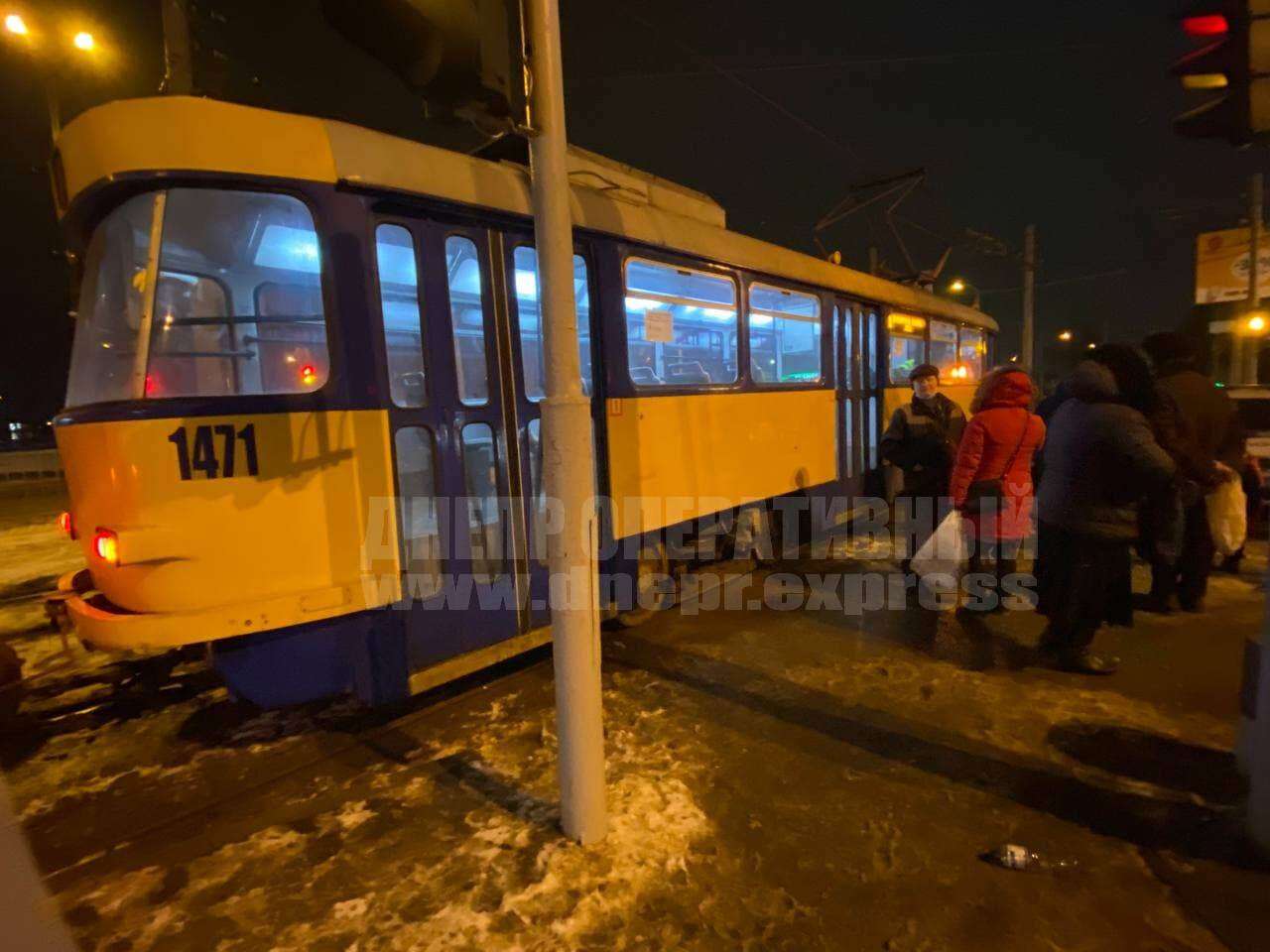 В Днепре пассажирка после резкого торможения трамвая упала и ударилась головой. Новости Днепра