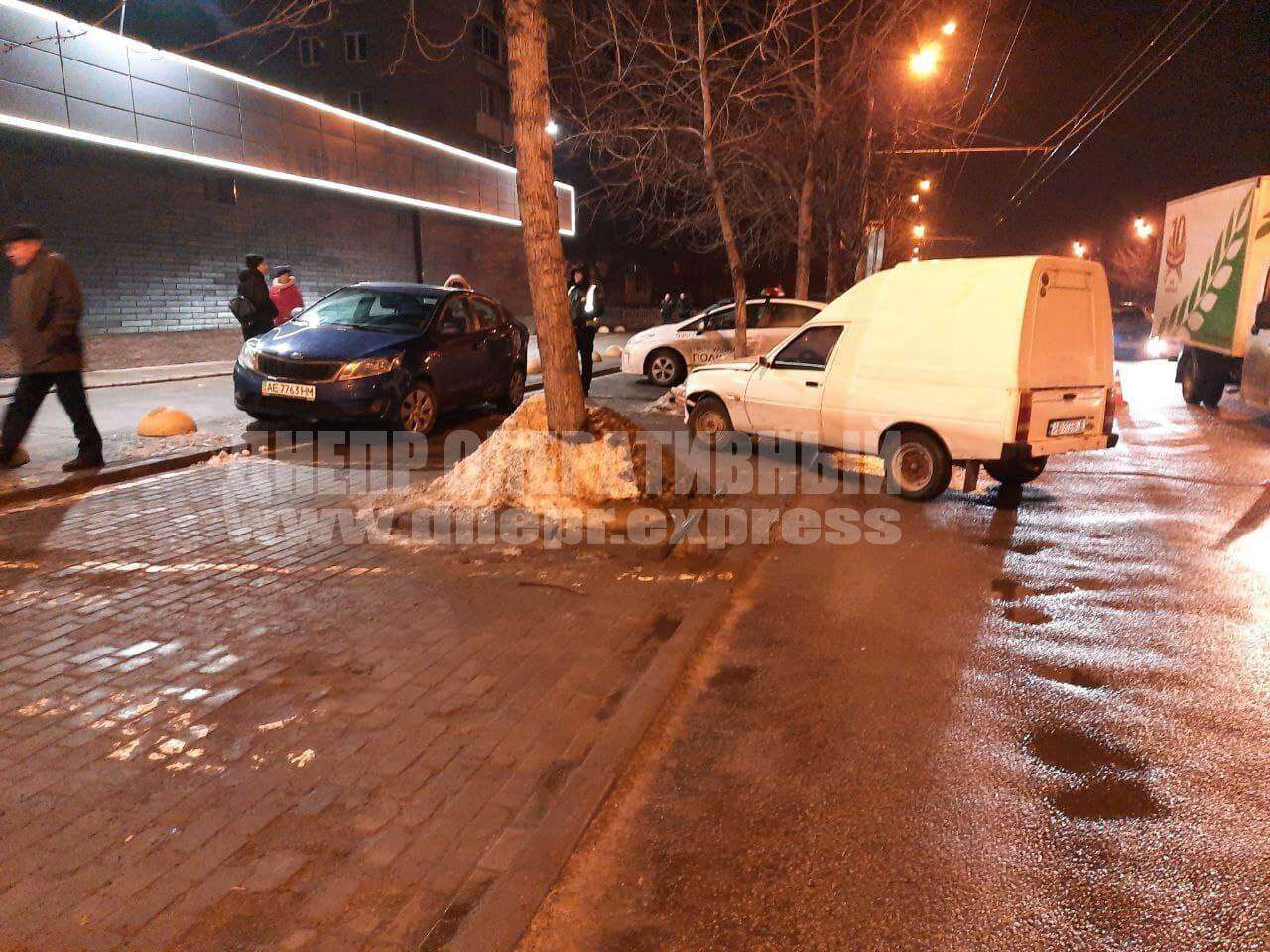 В Днепре на Байкальской ЗАЗ "влетел" в припаркованный автомобиль Kia Rio. Новости Днепра