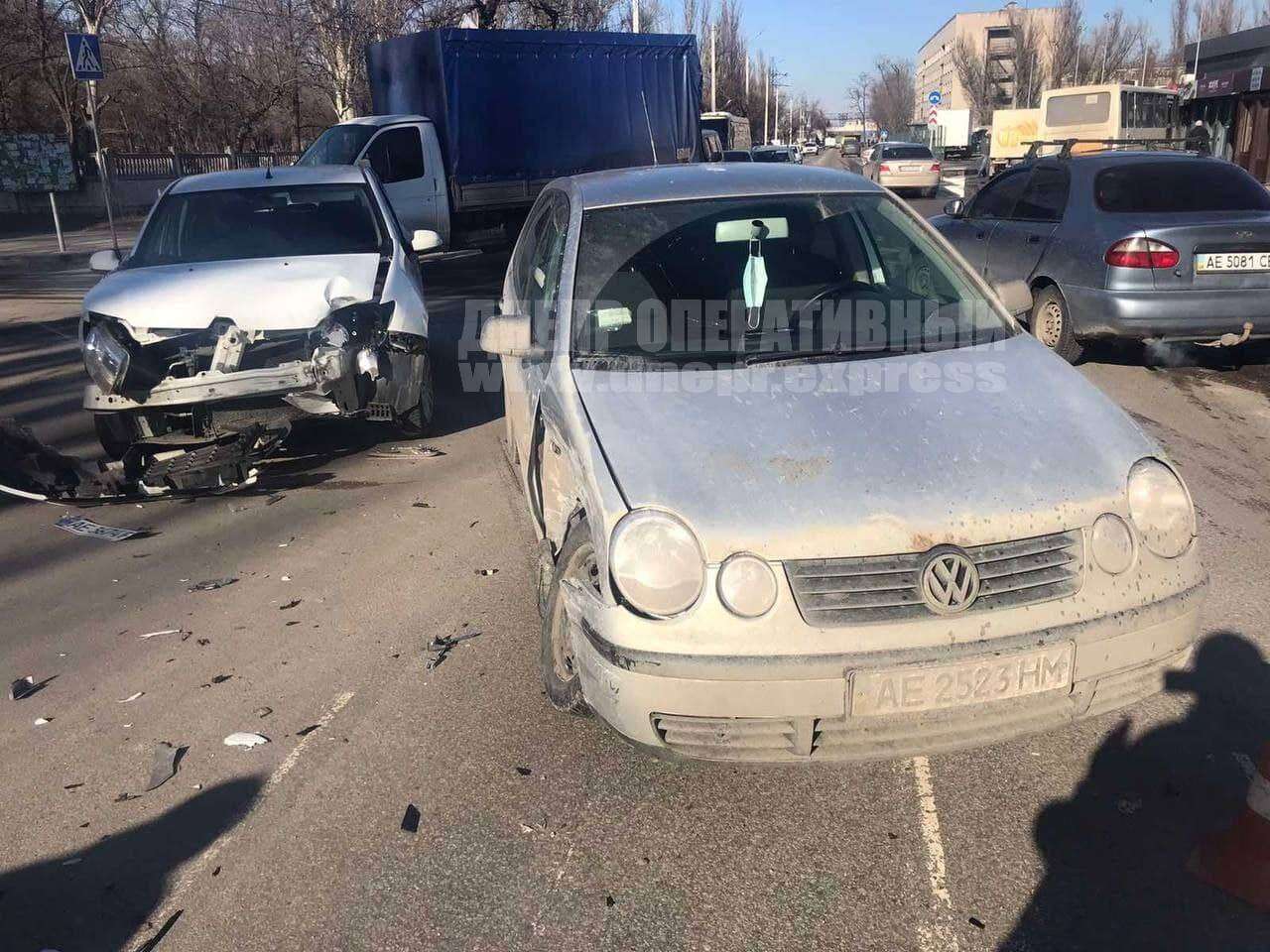 В Днепре на Петра Калнышевского столкнулись Renault и Volkswagen. Новости Днепра 