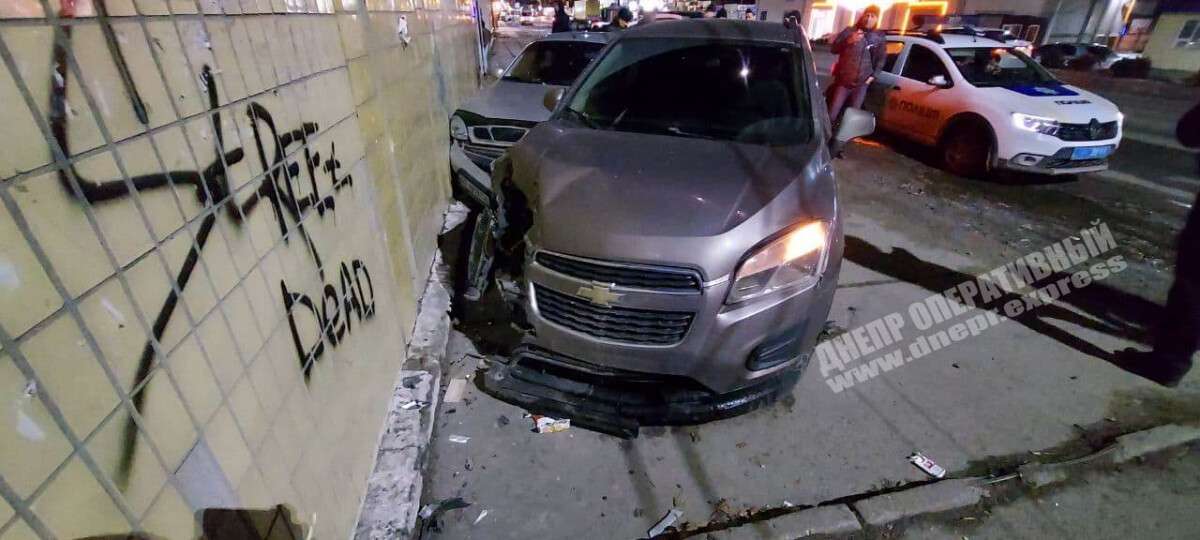 В Днепре водитель Chevrolet потерял сознание за рулем, и врезался в Daewoo и стену дома