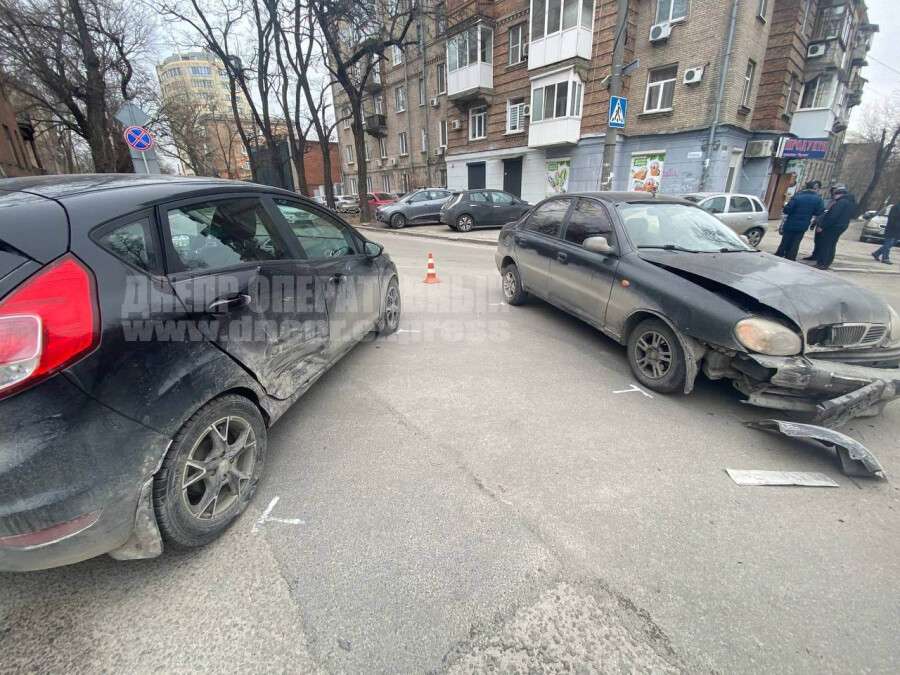 В Днепре на улице Ивана Акинфиева жестко столкнулись Daewoo и Ford