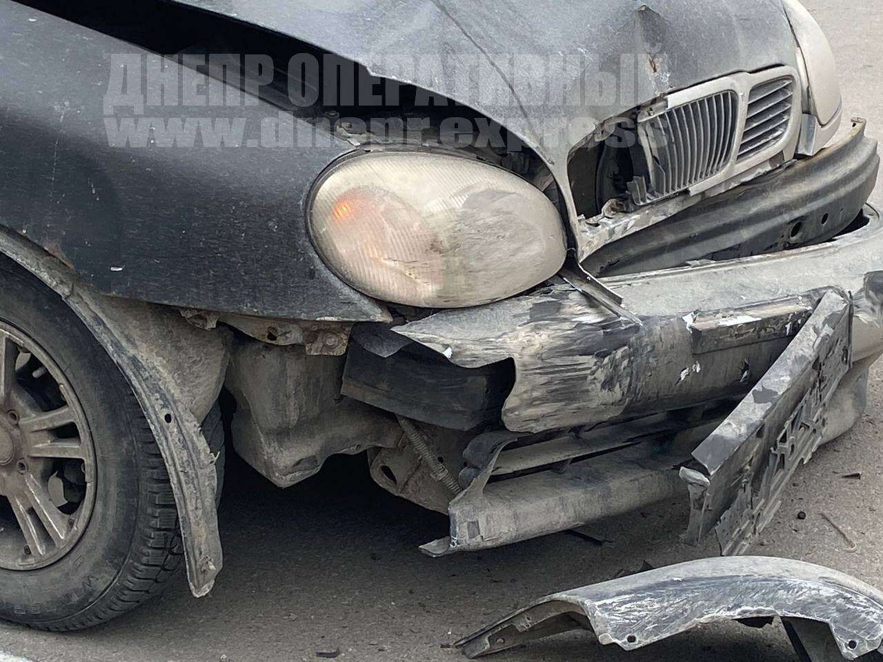 В Днепре на улице Ивана Акинфиева жестко столкнулись Daewoo и Ford. Новости Днепра
