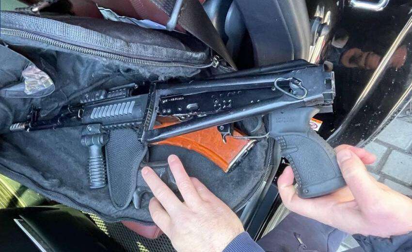 В Днепре у водителя автомобиля обнаружили арсенал оружия