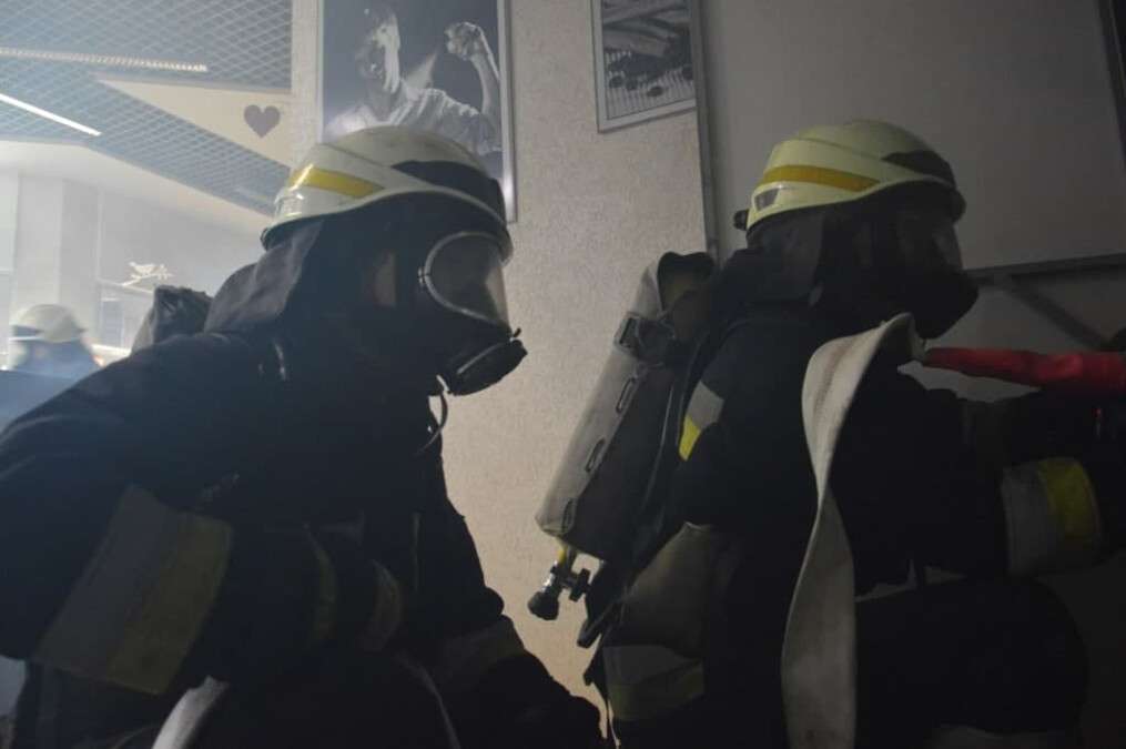 В Днепре спасатели "тушили" пожар в ТЦ Нагорка