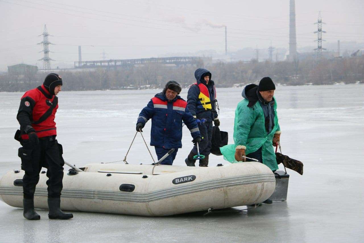 В Днепре под под Кайдакским мостом оторвалась льдина с шестью рыбаками. Новости Днепра