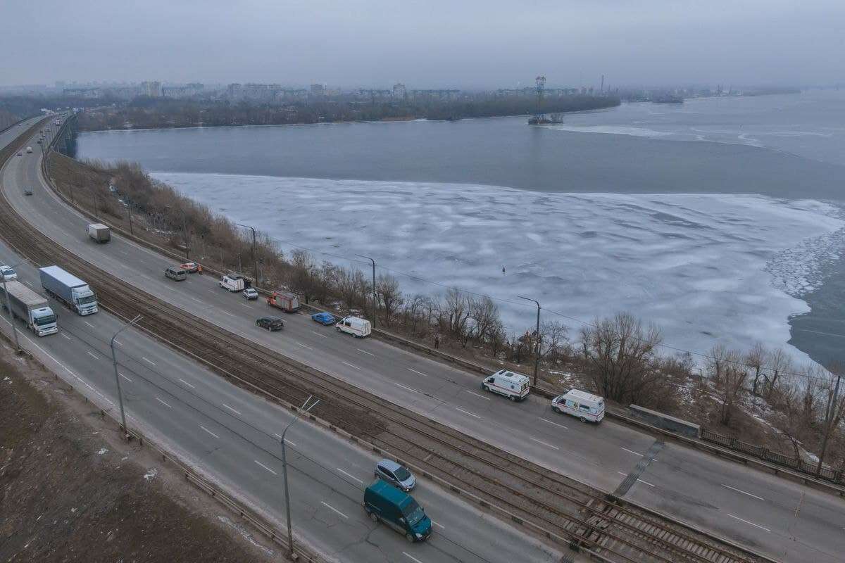 В Днепре под под Кайдакским мостом оторвалась льдина с шестью рыбаками. Новости Днепра