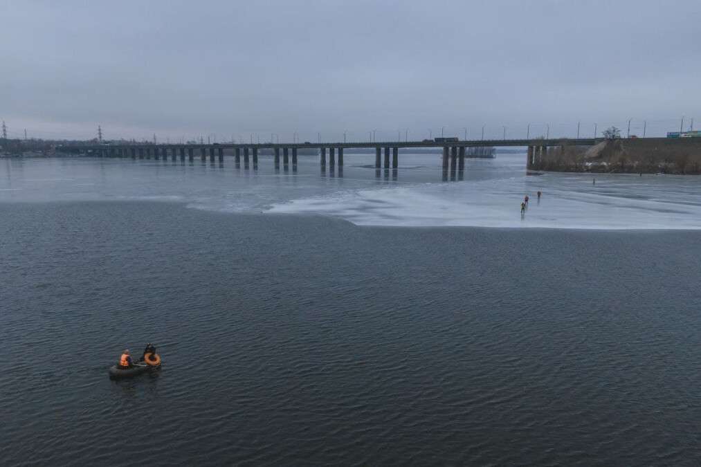 В Днепре под Кайдакским мостом оторвалась льдина с шестью рыбаками