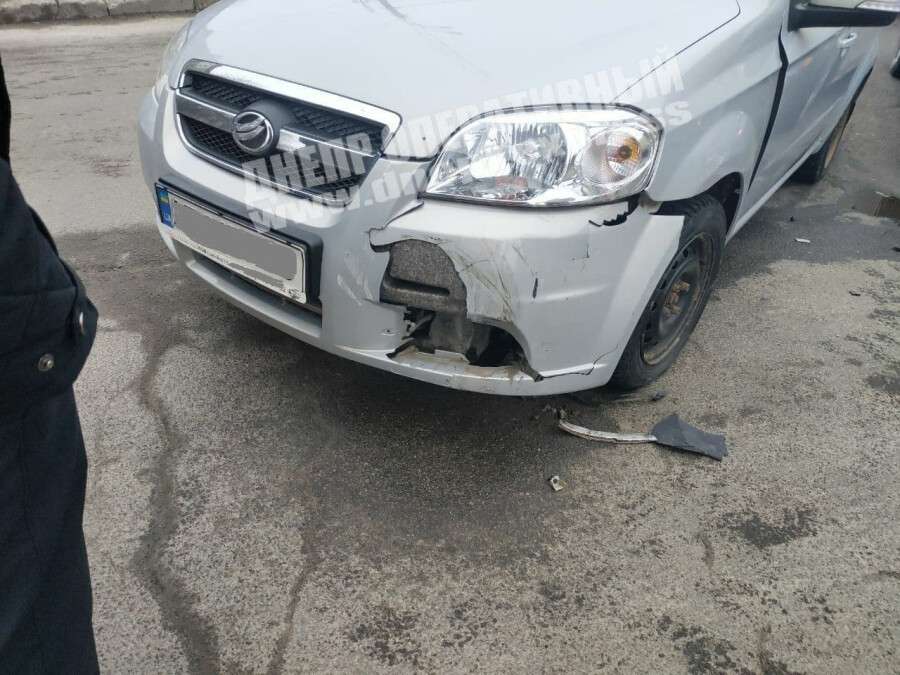 В Днепре на проспекте Хмельницкого столкнулись Volkswagen и ЗАЗ4