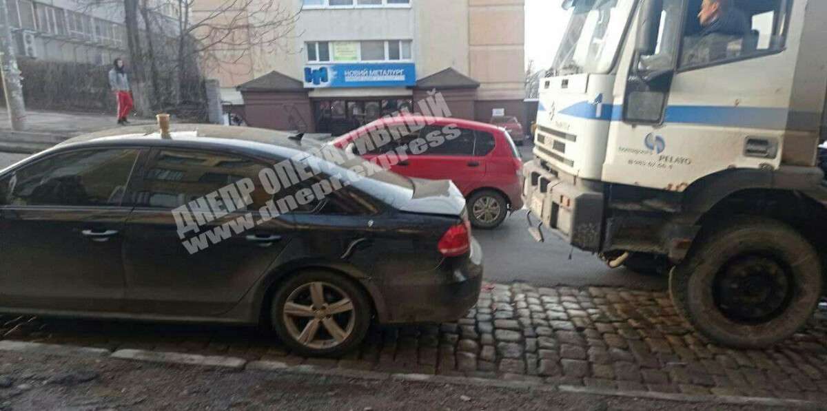 В Днепре грузовик Iveco врезался в припаркованный Volkswagen