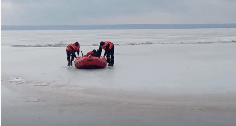 В Каменском на льду спасли рыбака