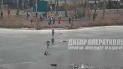 В Днепре на Победе школьники провалились под лед