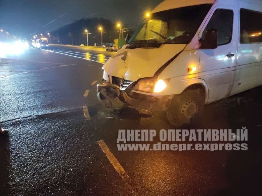 В Днепре на Запорожском шоссе 155-я маршрутка врезалась в столб
