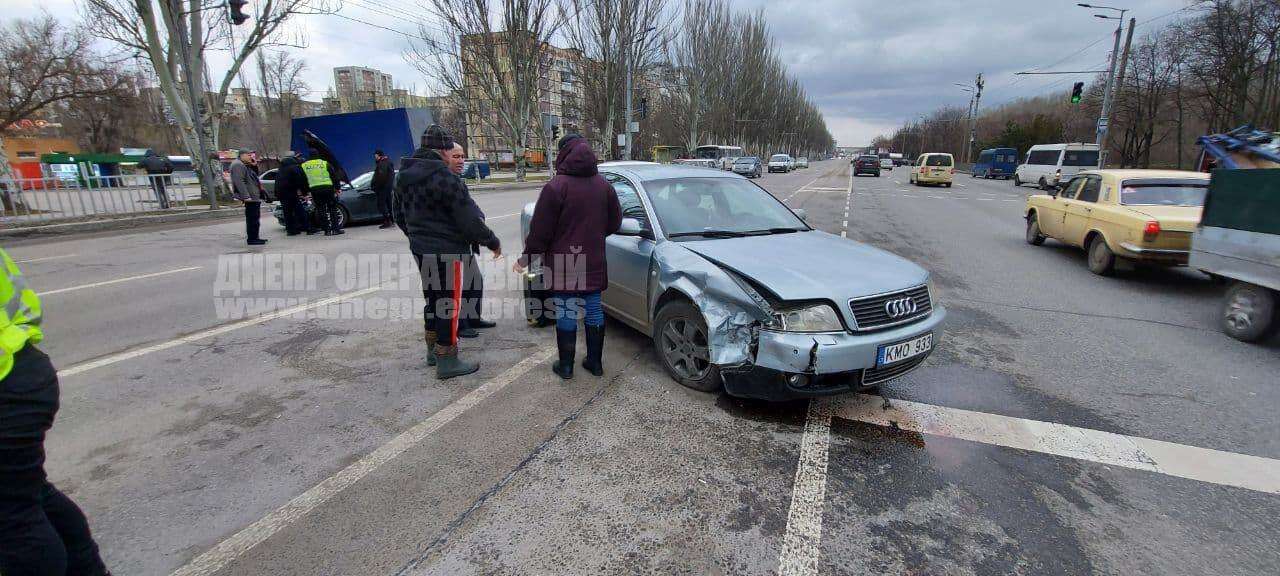 В Днепре на Набережной Заводской столкнулись Mercedes и Audi. Новости Днепра