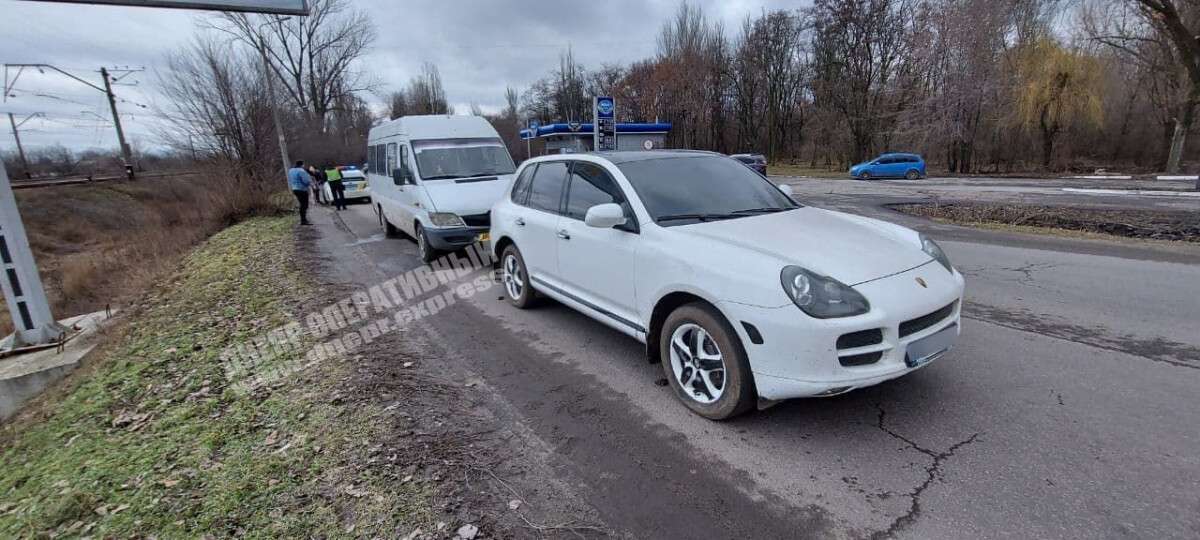 Тройное ДТП в Днепре: столкнулись Porsche, маршрутка и ВАЗ