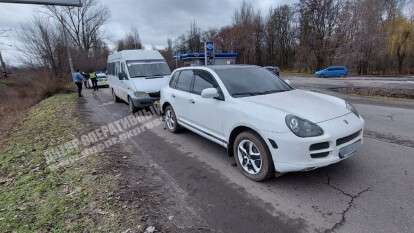 Тройное ДТП в Днепре: столкнулись Porsche, маршрутка и ВАЗ