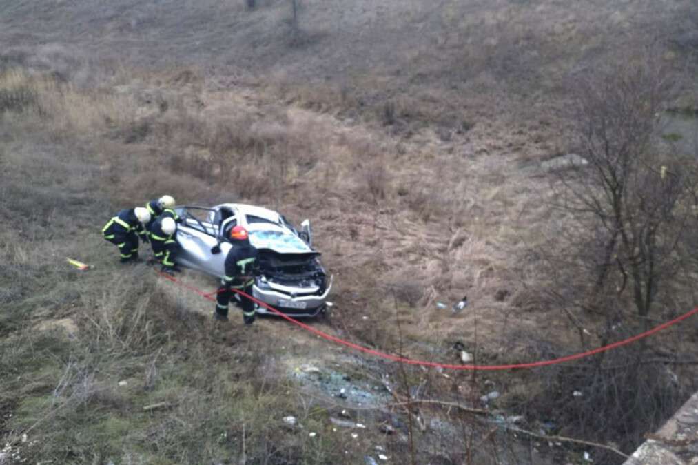 В Днепропетровской области легковушка вылетела в канал, труп водителя доставали из машины