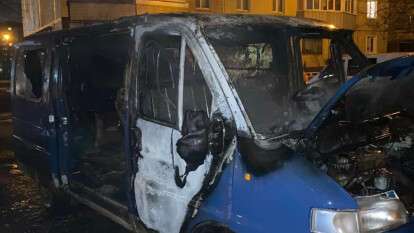 В Кривом Роге на временной стоянке сгорел микроавтобус