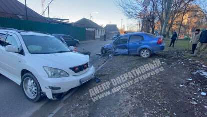 Жесткое ДТП на улице Каруны в Днепре: столкнулись Lexus и Chevrolet