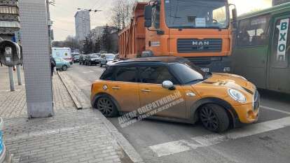 В Днепре на Поля грузовик MAN врезался в Mini Cooper