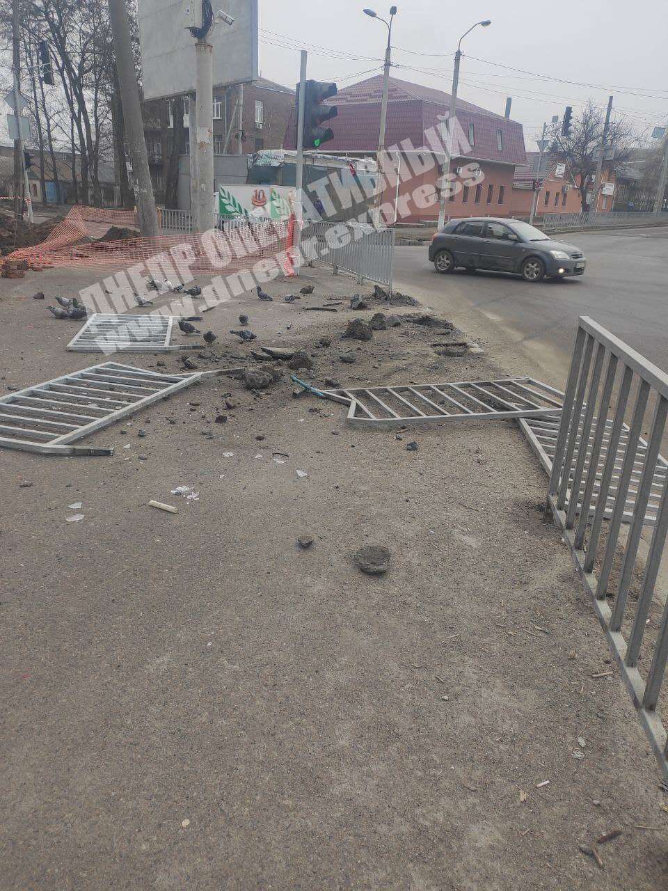 В Днепре на Рабочей водитель микроавтобуса снёс металлическое ограждение дороги. Новости Днепра