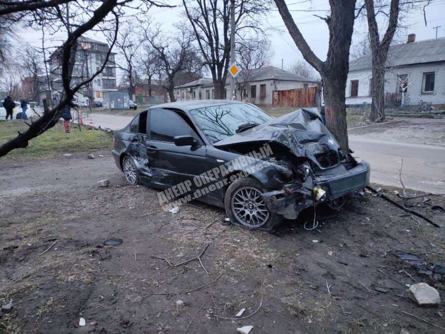 В Днепре водитель BMW, уходя от столкновения, вылетел в дерево