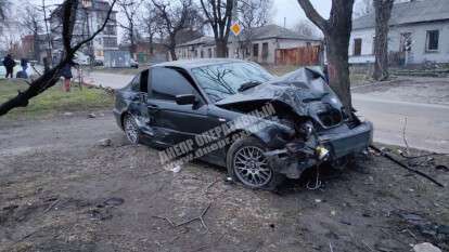 В Днепре водитель BMW, уходя от столкновения, вылетел в дерево