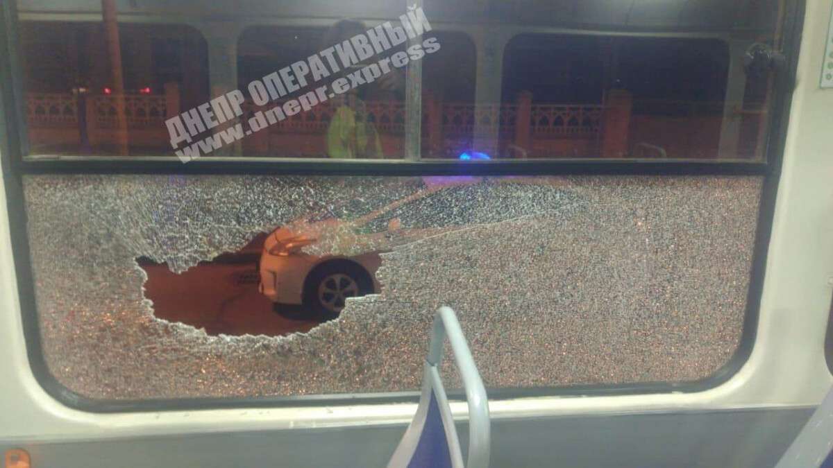 В Днепре на площади Вокзальной пьяный хулиган разбил окно в трамвае