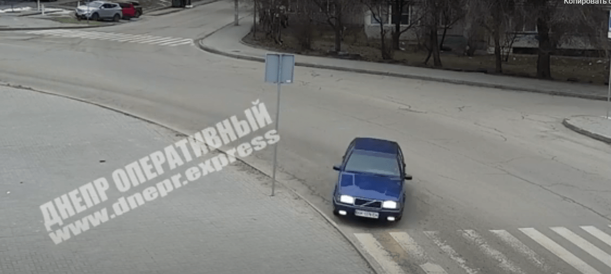 В Днепре на Костомаровской перевернулся автомобиль Volvo