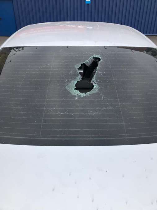 В Днепре на Байкальской вандалы разбили стекло иномарки