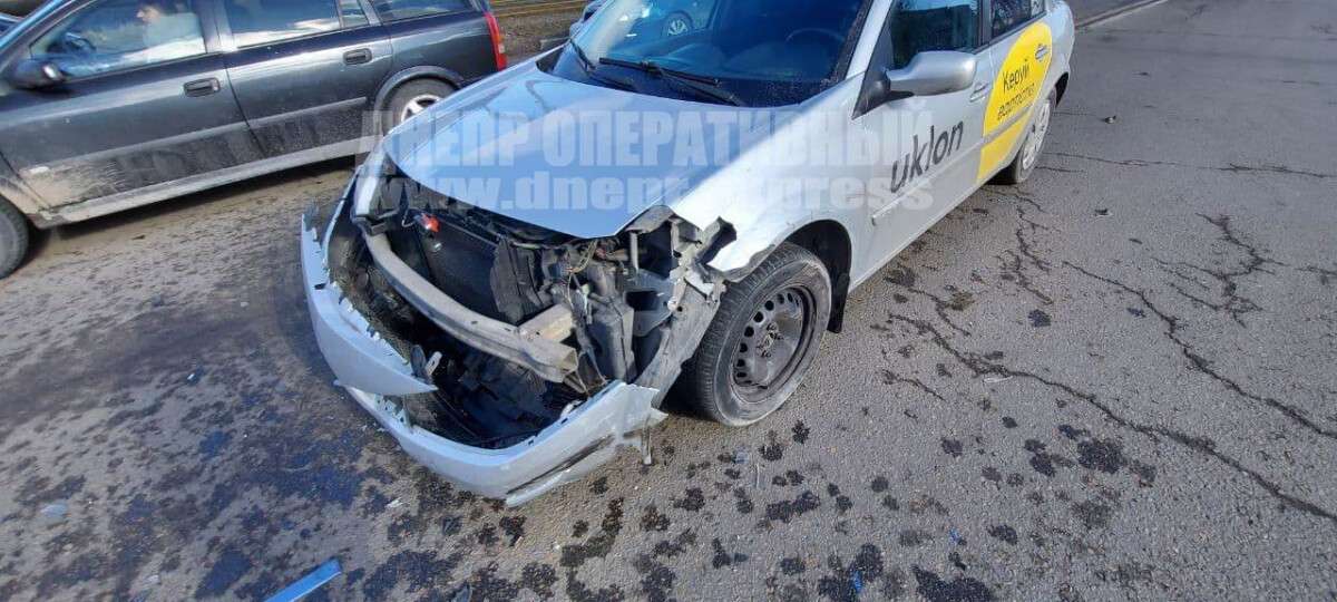 В Днепре на улице Каруны столкнулись Renault и такси службы Uklon