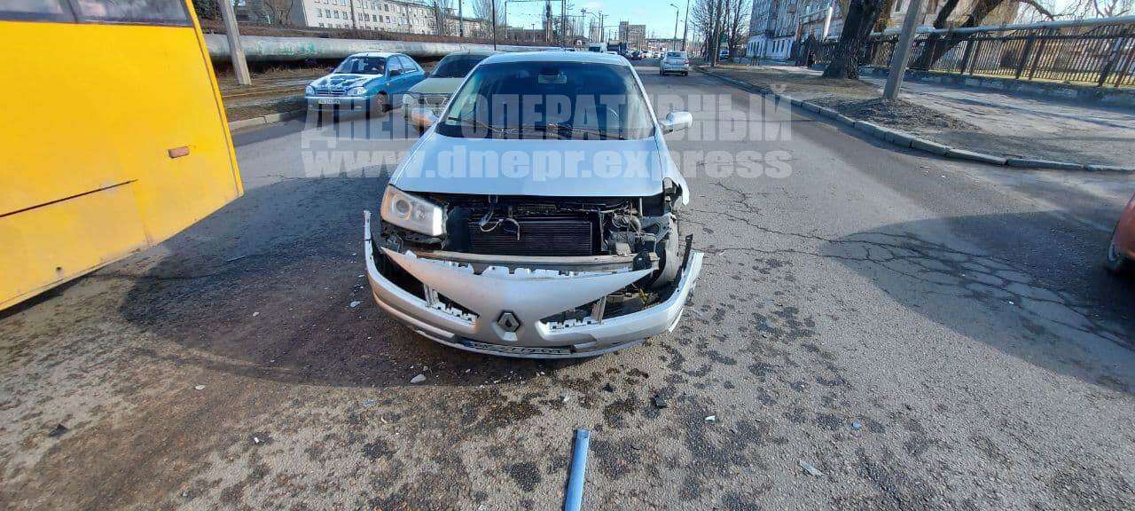 В Днепре на улице Каруны столкнулись Renault и такси службы Uklon. Новости Днепра