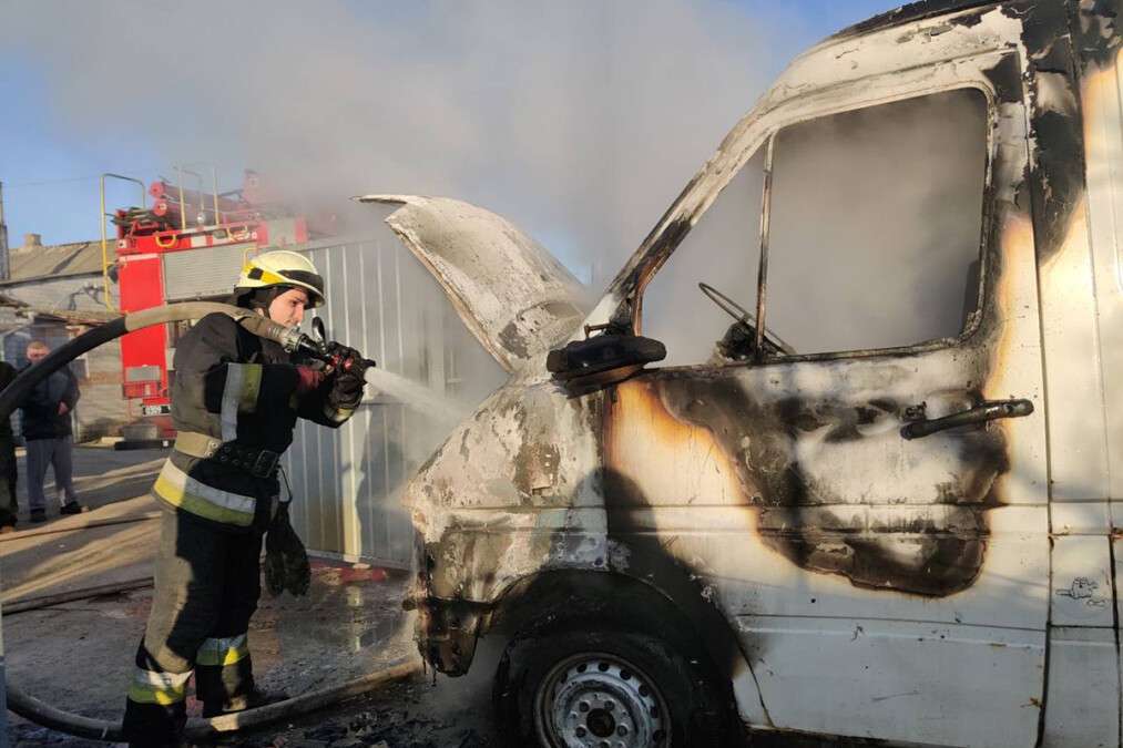 В Днепре на улице Алма-Атинской горел микроавтобус Volkswagen