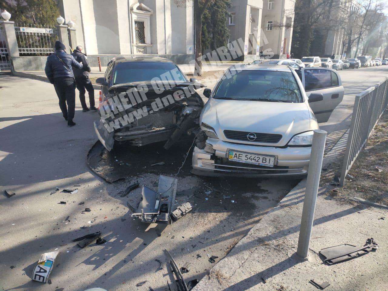 В Днепре на Старокозацкой жестко столкнулись Volkswagen и Opel. Новости Днепра 