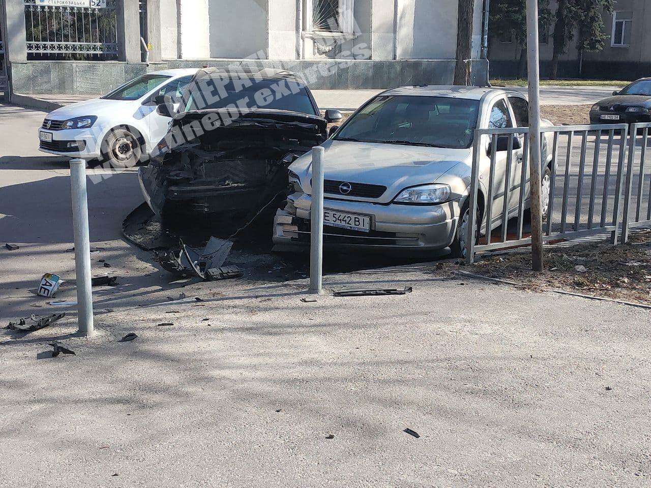 В Днепре на Старокозацкой жестко столкнулись Volkswagen и Opel. Новости Днепра