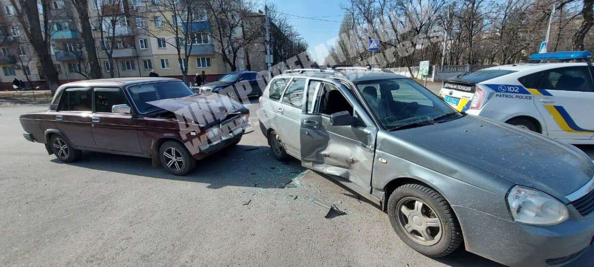 В Днепре на Батумской столкнулись Lada и Жигули