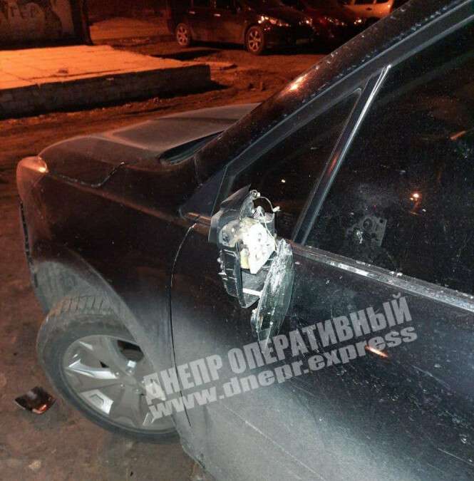 В Днепре на Стромцова из мести разбили зеркало на авто