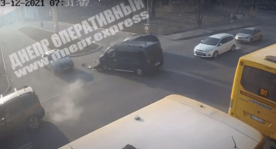 В Днепре на переулке Добровольцев столкнулись Hyundai и Mercedes
